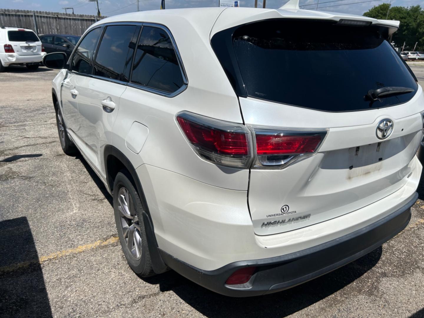 2015 White Toyota Highlander (5TDZKRFH9FS) , located at 1687 Business 35 S, New Braunfels, TX, 78130, (830) 625-7159, 29.655487, -98.051491 - Photo#7